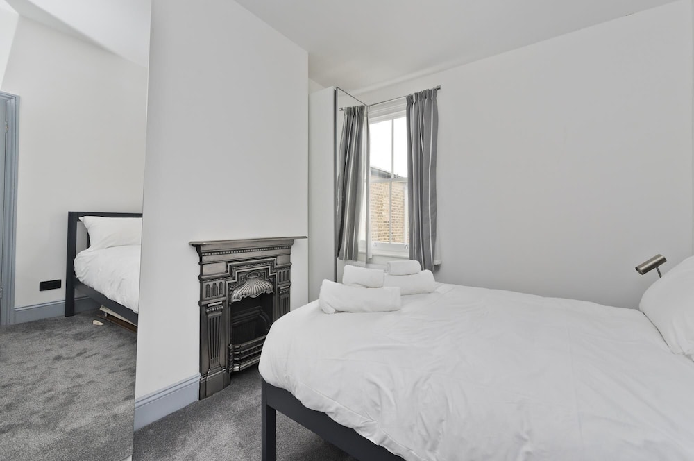 Stylish one Bedroom Flat Near Kew Gardens by Underthedoormat