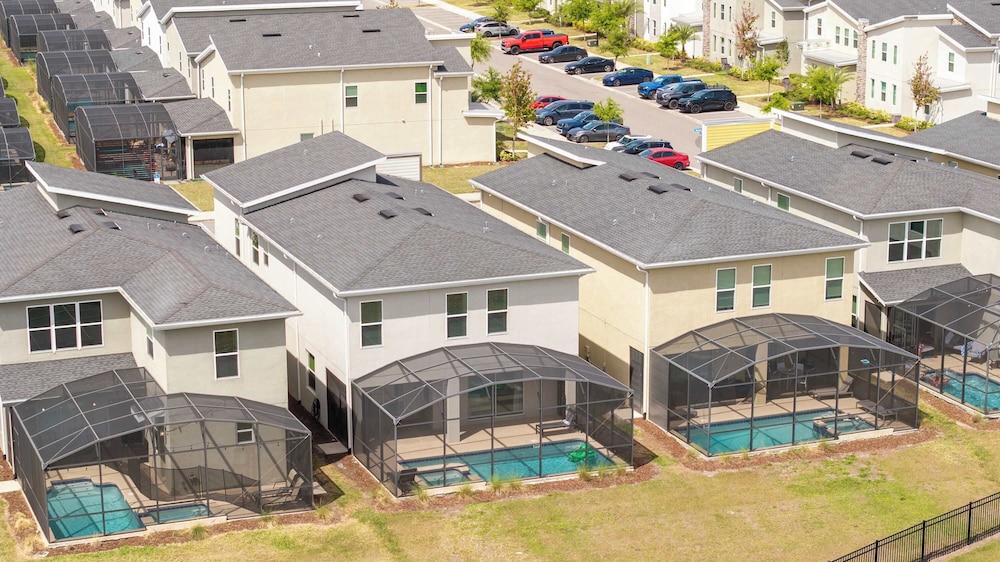 Stunning Game Room & Pool Jacuzzi Storey Lake 2799