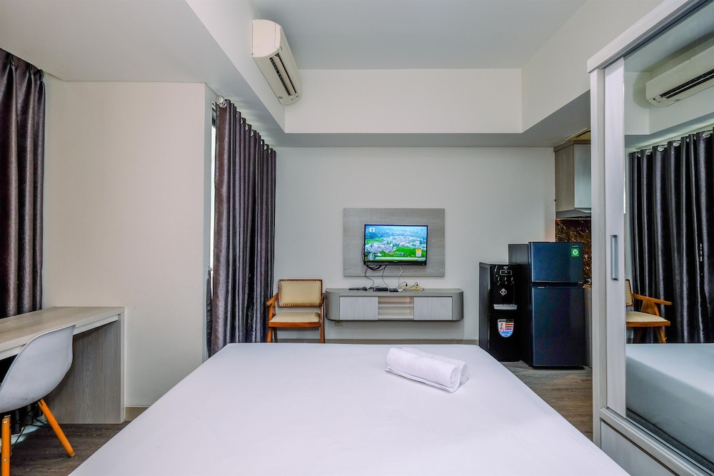 Homey And Restful Studio Lrt City Bekasi Apartment