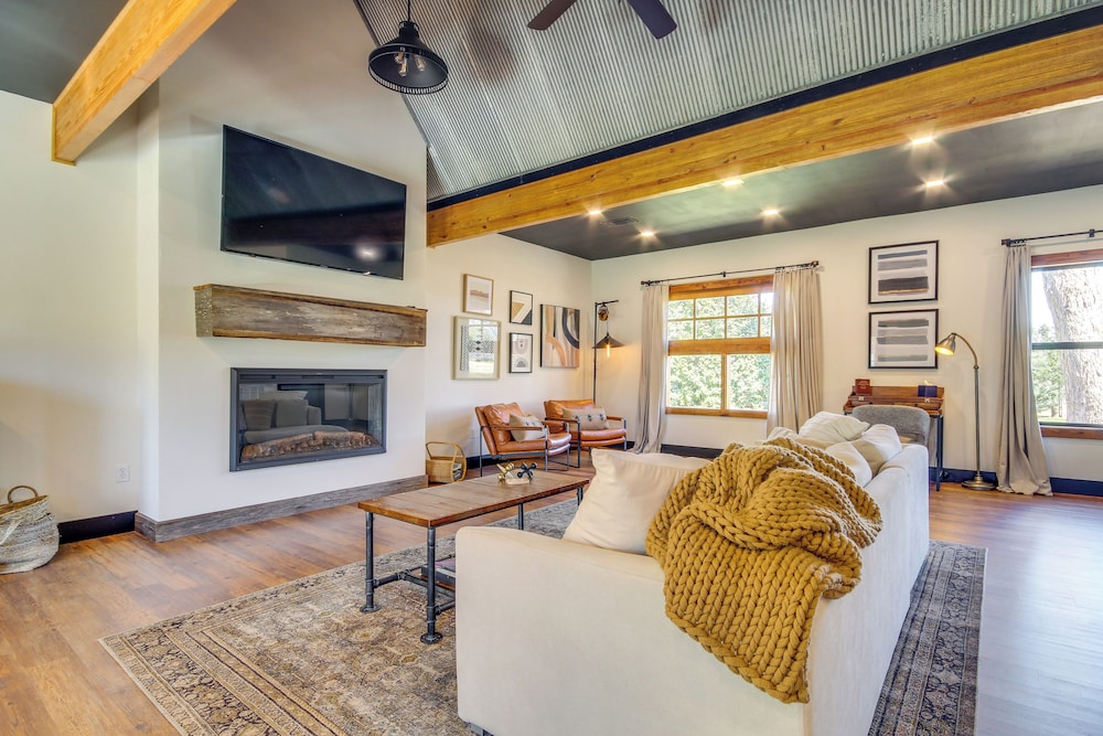 'all About the Buzz' Cottage w/ Patio & Yard!