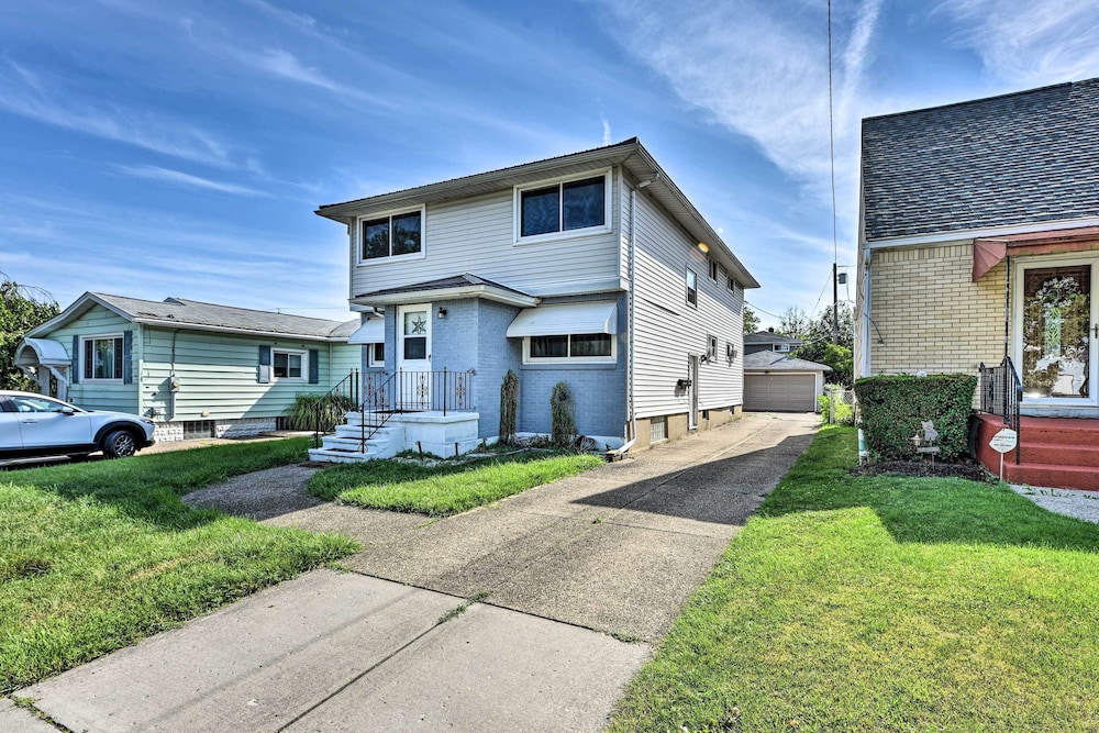 Charming Buffalo Apt: 18 Mi to Niagara Falls!