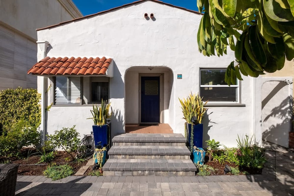 Beachside Bungalow 5 Minute Walk From the Shore