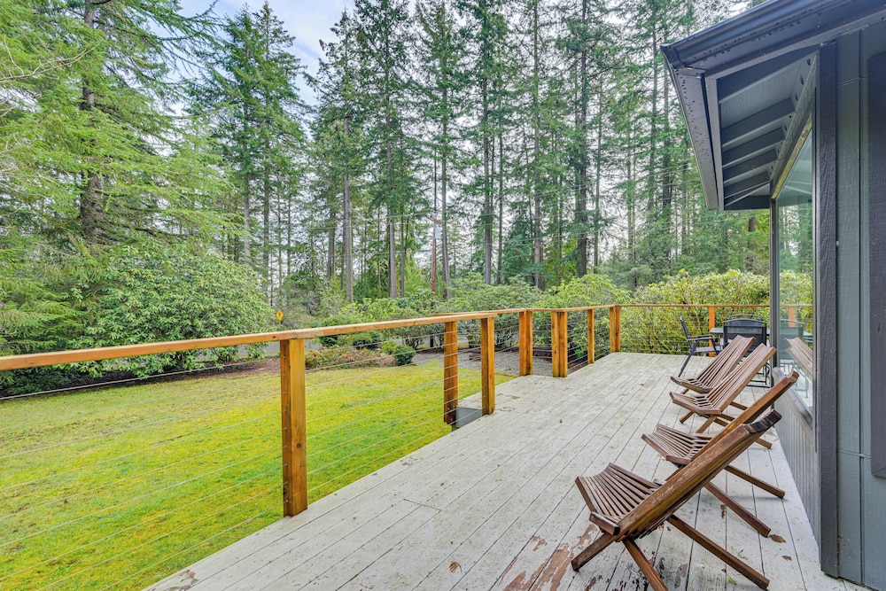 Walk to Lake: Anderson Island Escape w/ Fire Pit