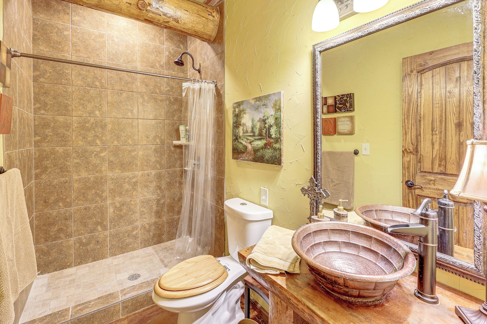 Fish, Boat & Hike: Pet-friendly Cabin in Arkansas