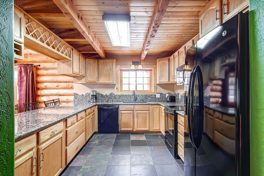 Snowshoe 4 Bedroom Home by RedAwning
