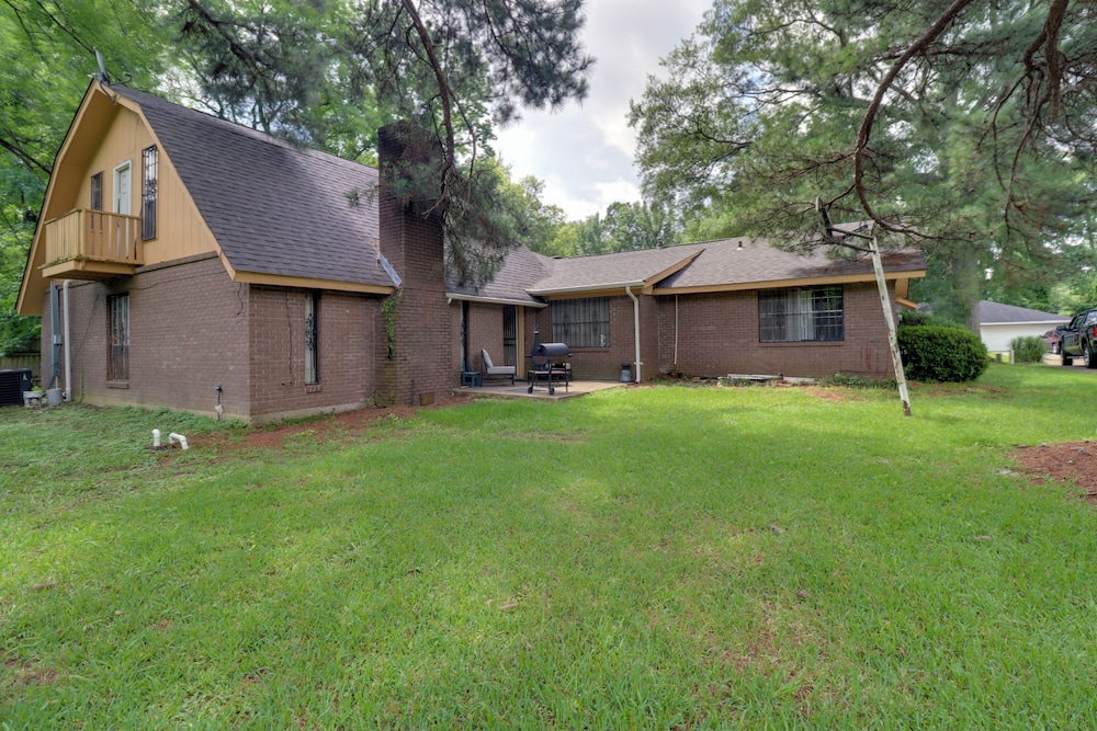 5 Mi to Bellhaven: Spacious Getaway in Jackson