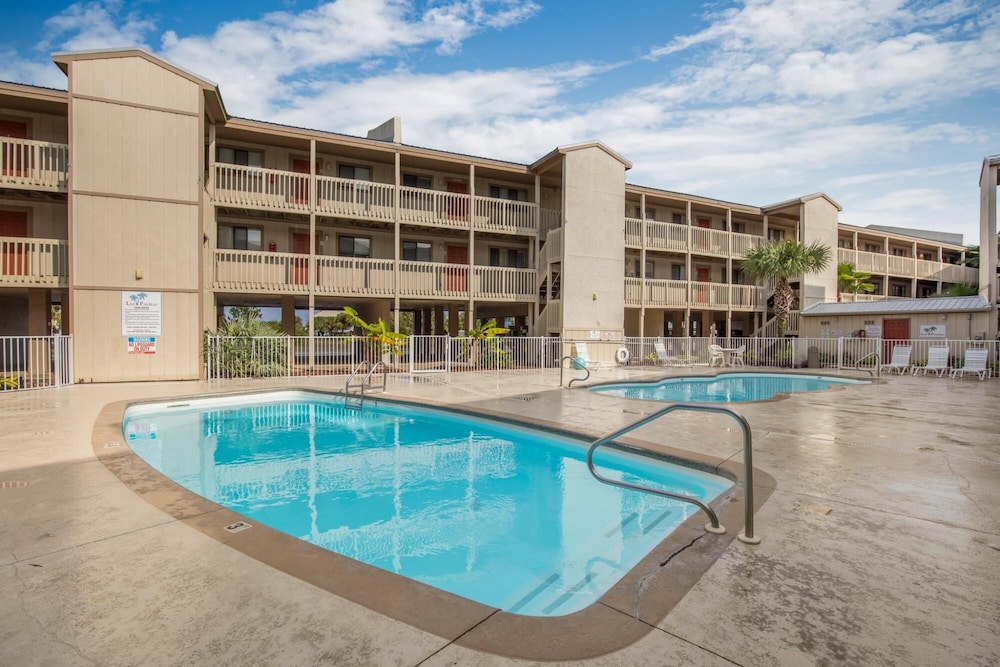 Splendid Condo Walk to Beach Outdoor Pool view 3