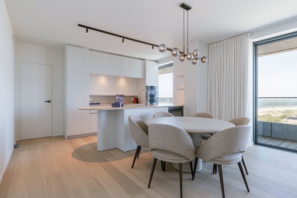 Huswell - Minimalist Coastal Luxury Panoramic View