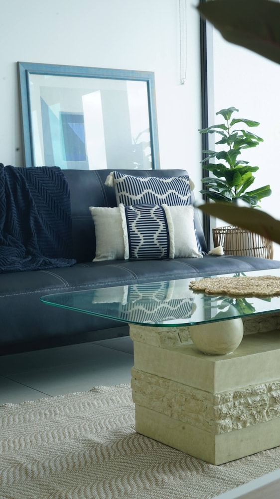 Spacious City Escape With Pool, Gym & Free Parking