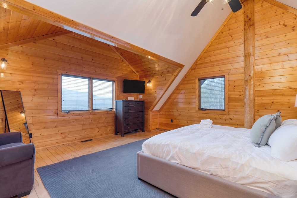 Pinnacle Chalet by Avantstay Luxury Cabin w/ Panoramic Views, Fireplace & Game Room