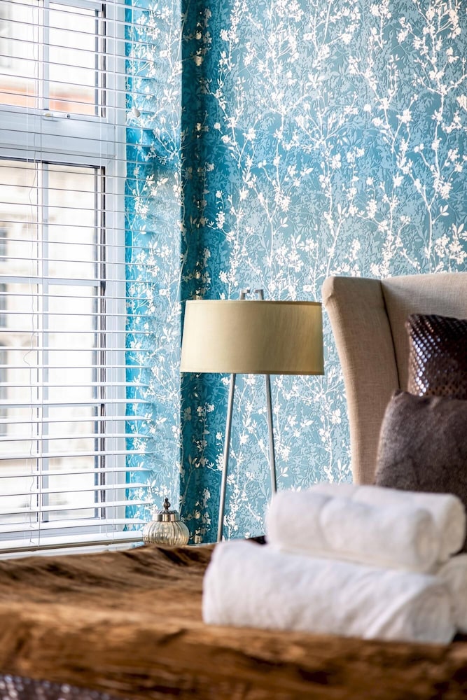 Park Lane 4-bedrooms Spacious Mayfair Family House