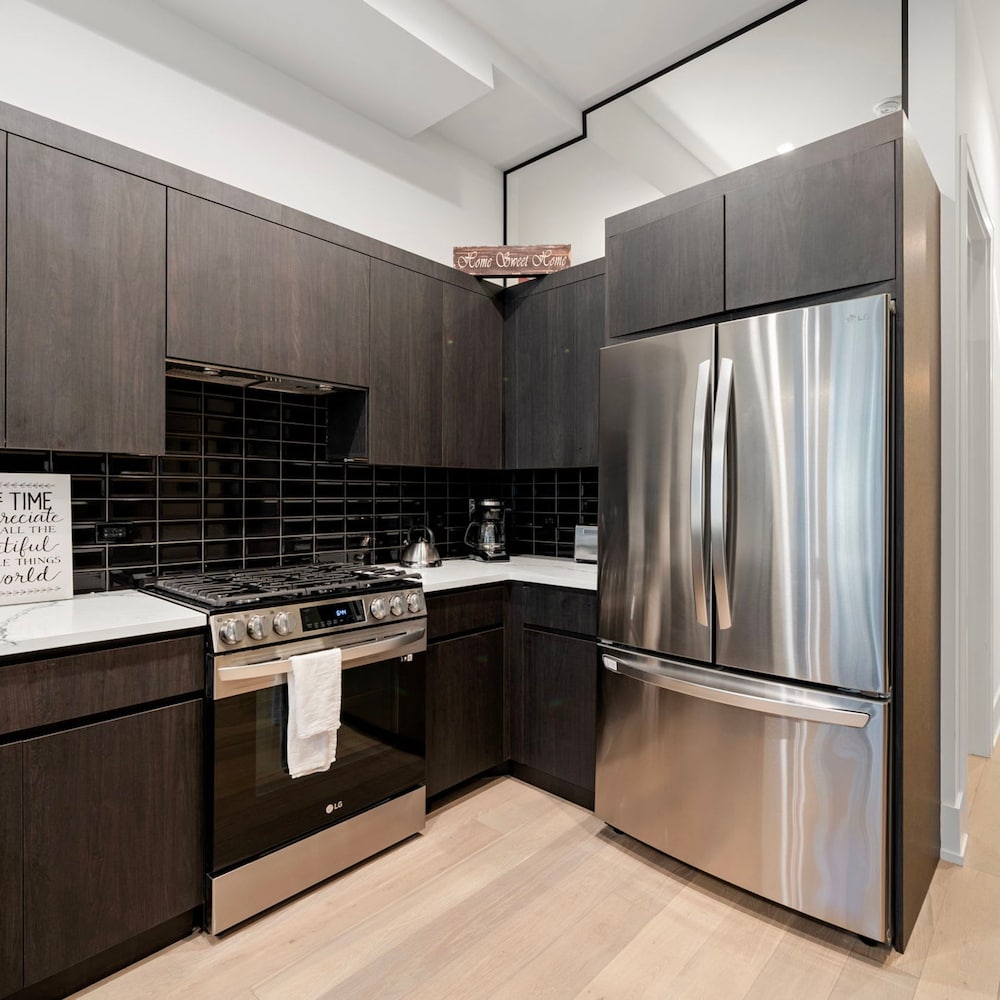 River North Central Home With Balcony