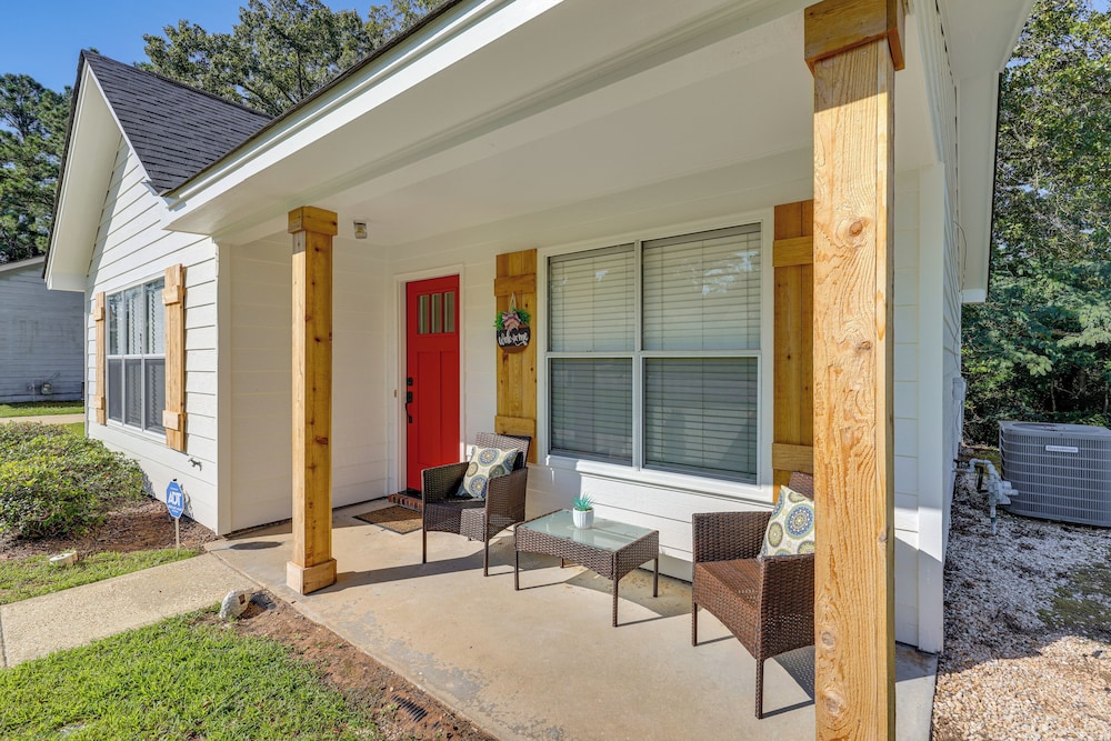 Centrally Located Prattville Home: 2 Mi to Dwtn