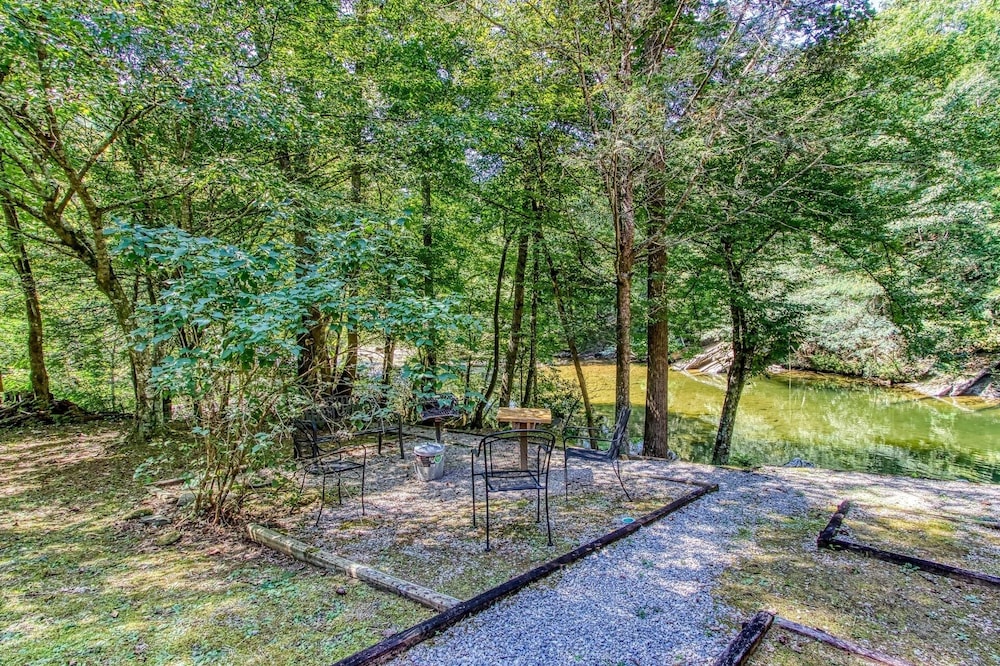 Valhalla - Private Rustic Getaway 2 Bedroom Cabin by RedAwning view 4