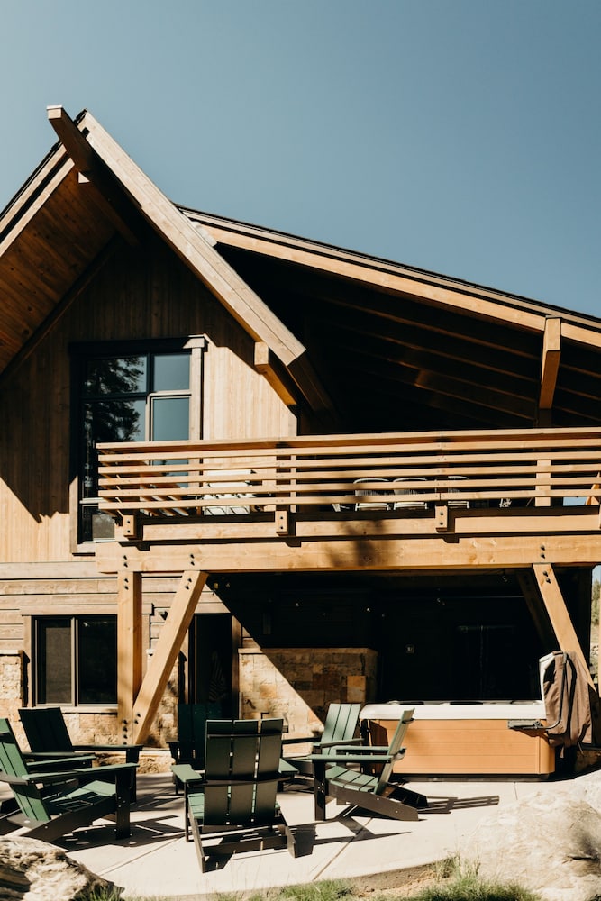 River's Edge 4 Bedroom Home by RedAwning