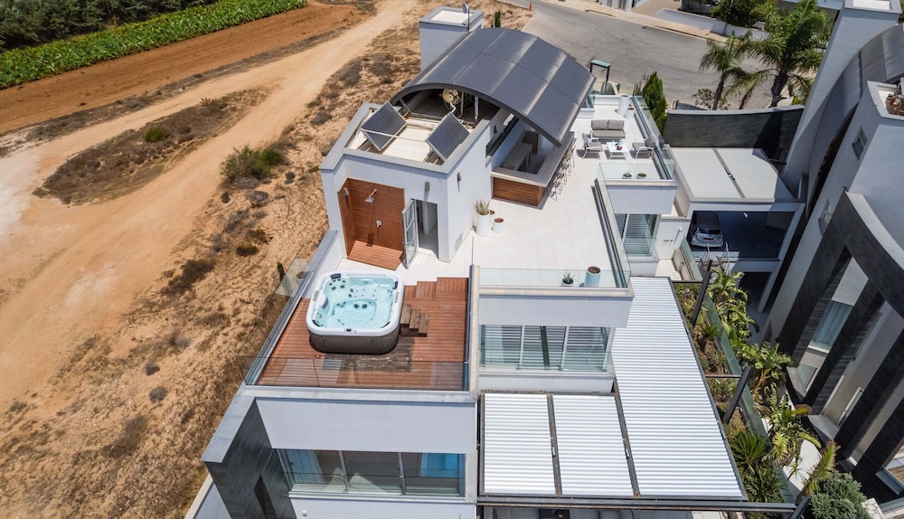Vivo Mare Panorama Beachfront Villa