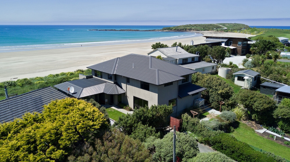 Curio Bay Salt House Motel