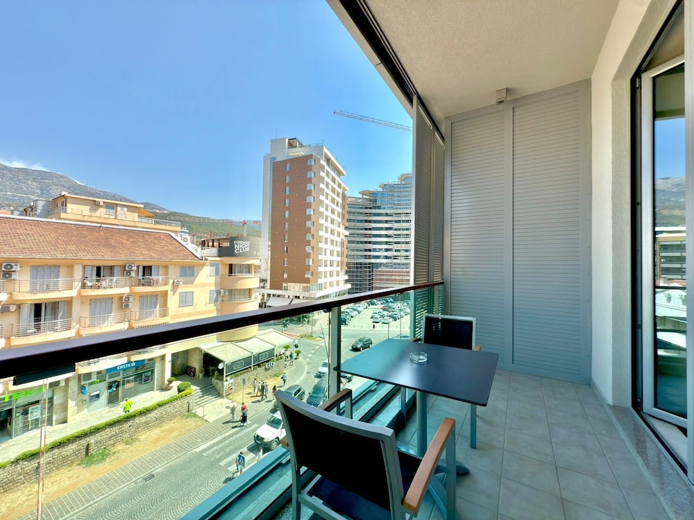 Condo Studio Plaza