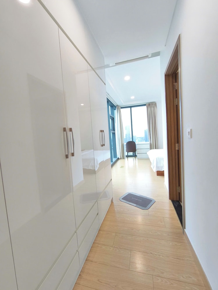 Skyway White & Silver Riverside Resident - Binh Thanh, HCM