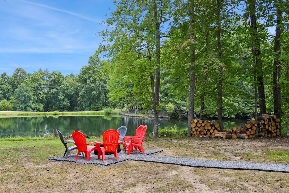 Cozy Cove Escape - Lakeside Retreat 3 Bedroom Cabin