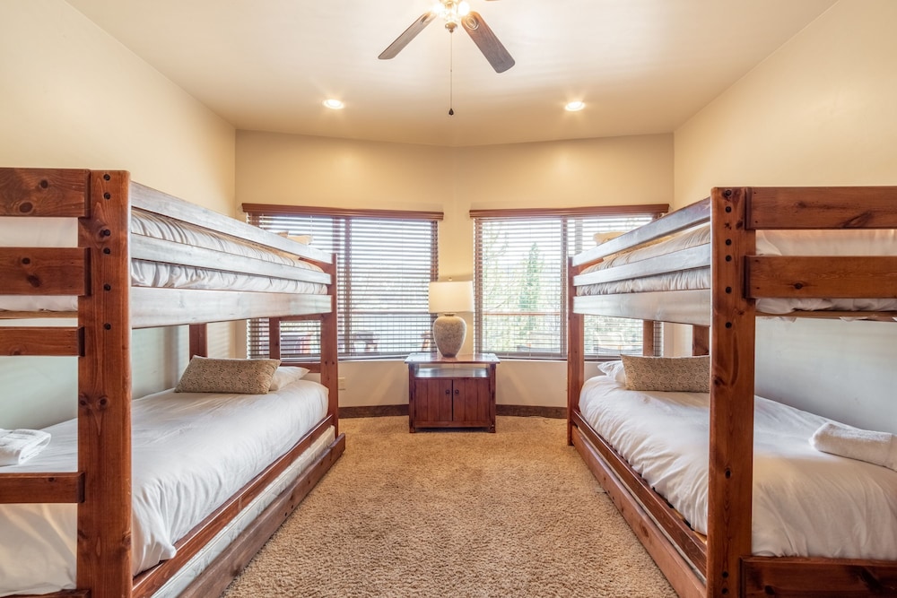 Lakefront Lodge by Avantstay Lakefront Cabin w Hot Tub