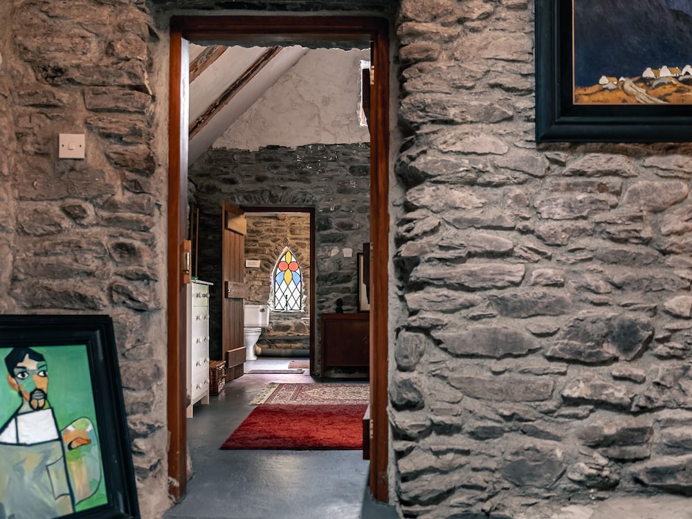 Traditional Style Thatched Cottage With Modern Amenities