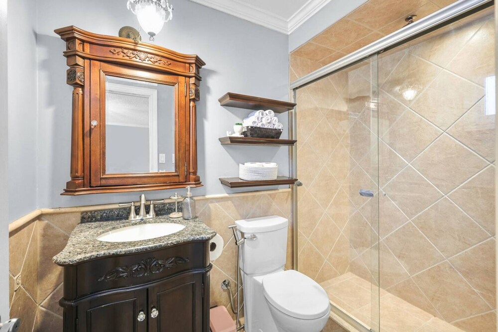 Stylish 3BR Whitby Home in Prime Location