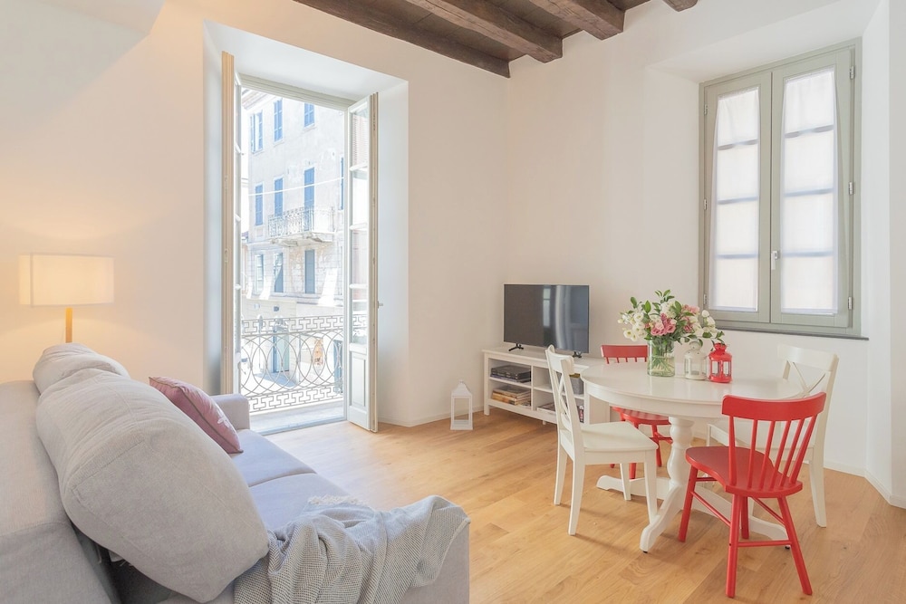 Independence Apartment With Balcony by Rent all Como