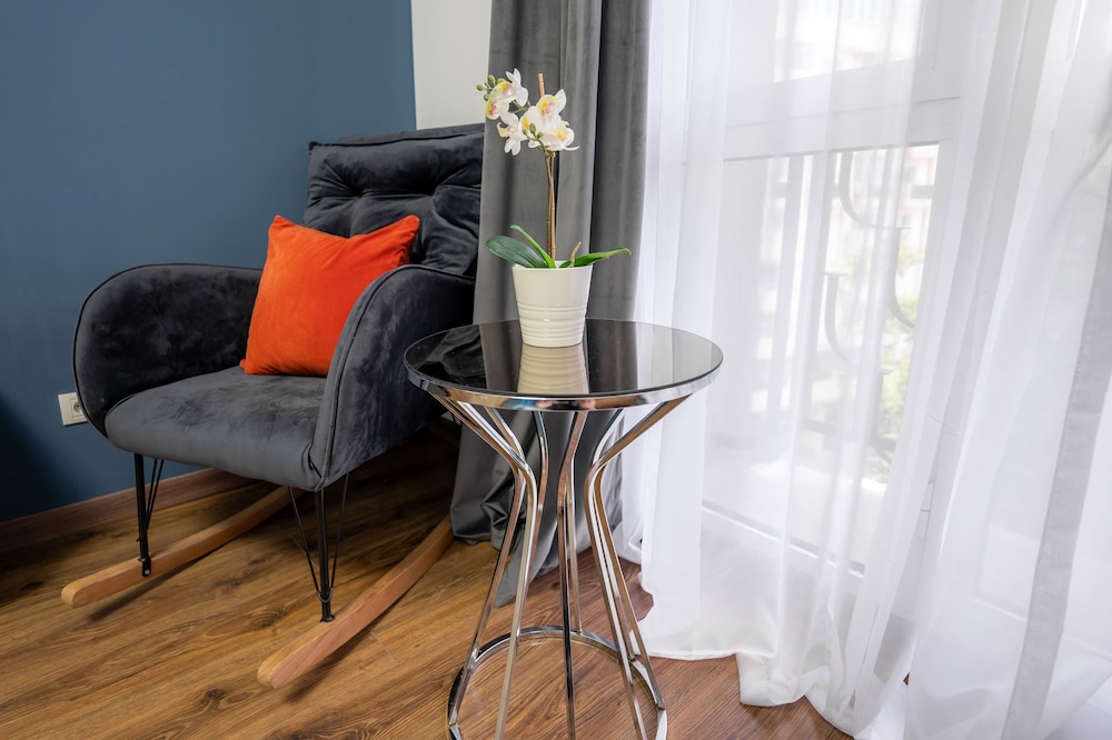 Metropole Apartments Studio City view 5