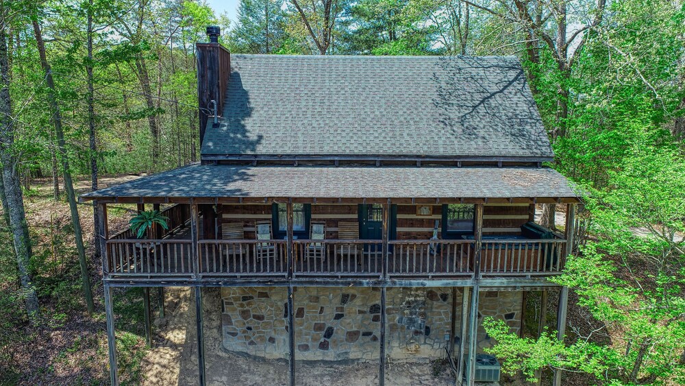 Bear Pause - 2 Bedrooms, 2 Baths, Sleeps 6 Cabin by RedAwning