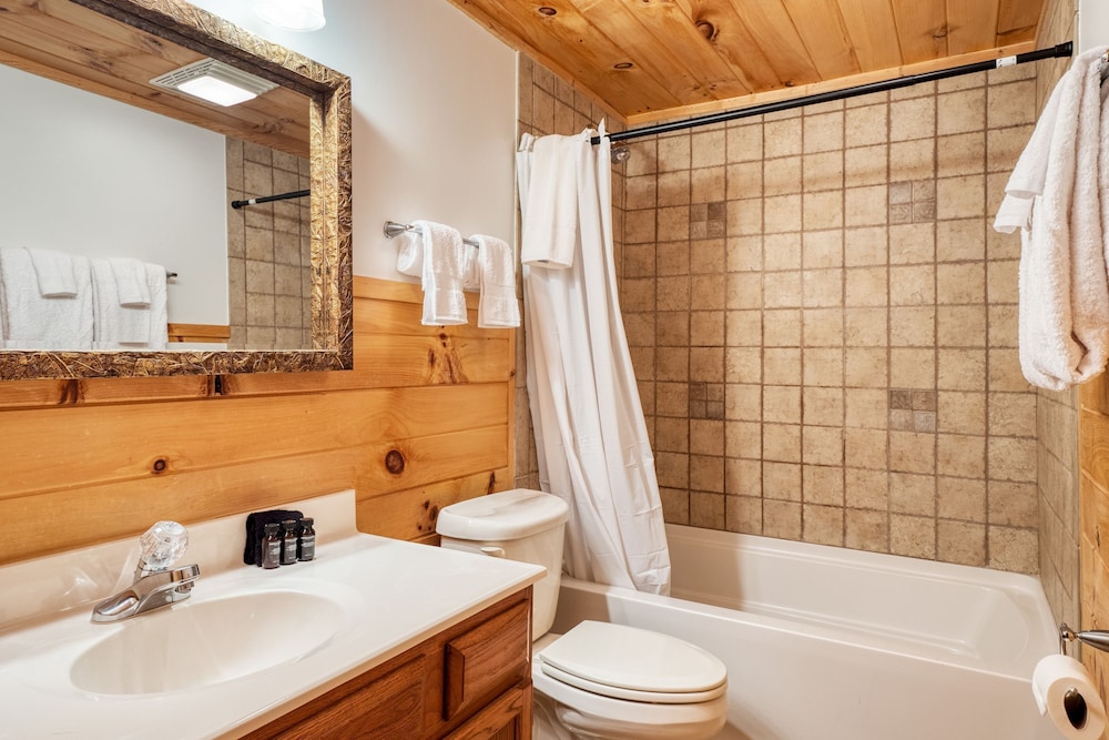 Chestnut by Avantstay Mountain Cabin w Treetop Views Hot Tub Game Room