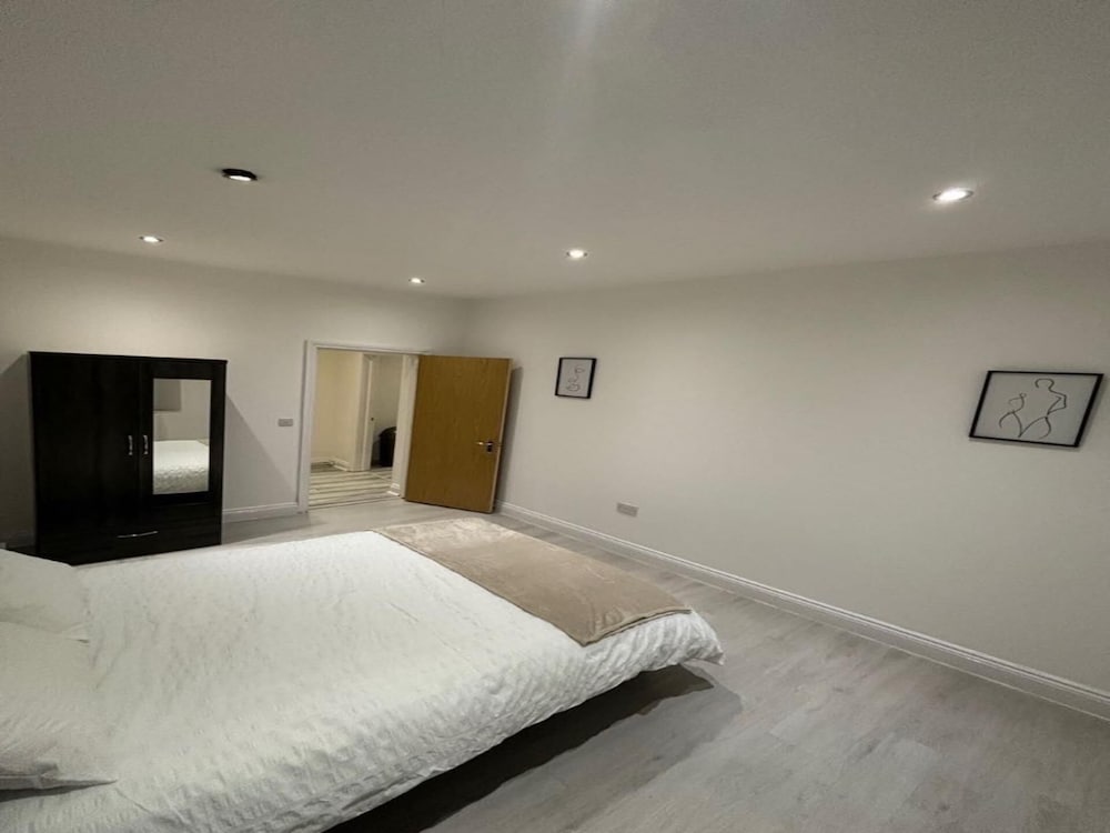 Inviting 1-bed Apartment in Walton on the Naze view 2