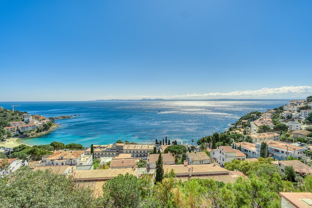 Townhouse in Roses Near Platja de Canyelles