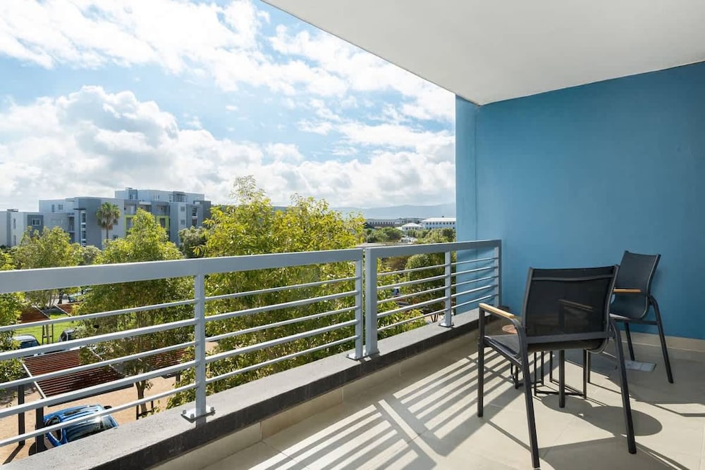 Modern 2 Bed Century City Apartment Pool Braai
