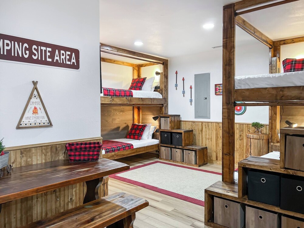 3 Kings 4 Bunks-sleeps 10-smart TV X6-parking out Front-full Kitchen-hot Tub