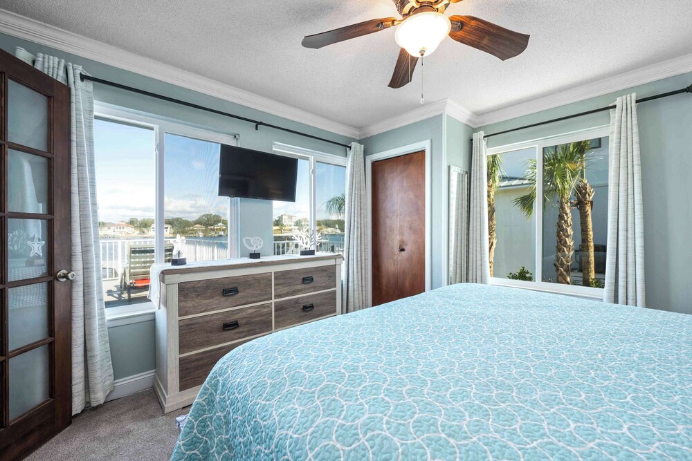 Harbor Seahorse - Outdoor Deck & Boat Dock