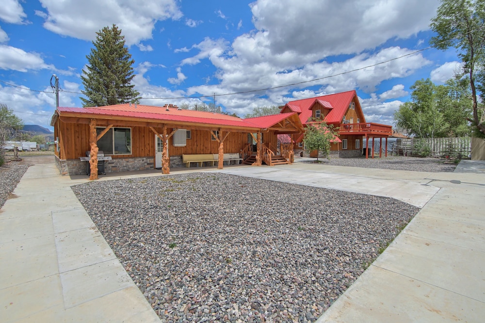 Group Getaway w/ Mtn Views: Home in Circleville!