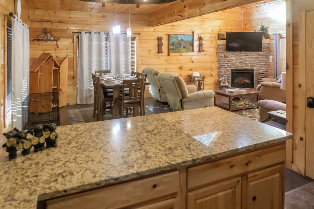 2 BR Pigeon Forge Home w/ Porch & Hot Tub