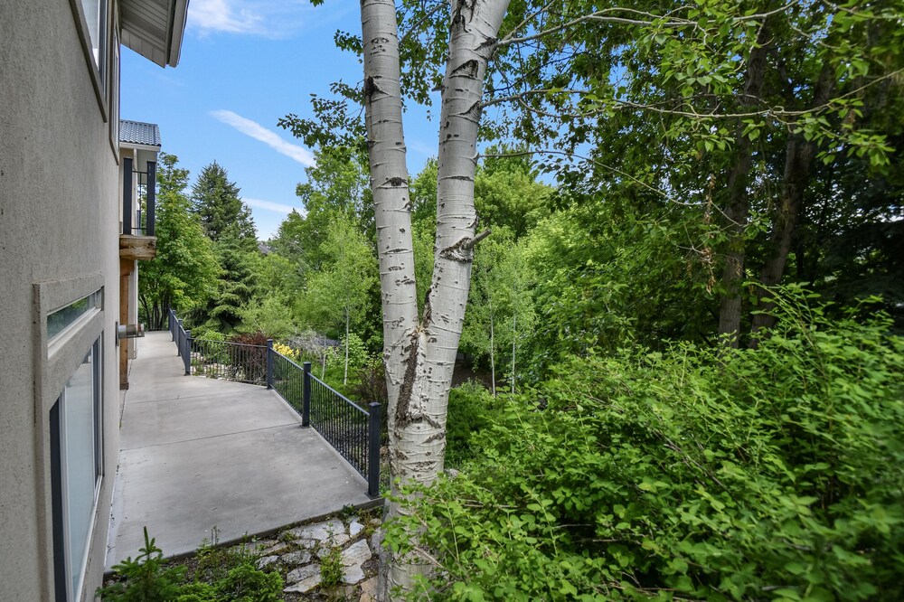 Family Getaway~hot Tub, Ice Castles & Tubing Hs 5 Bedroom Home by RedAwning view 3