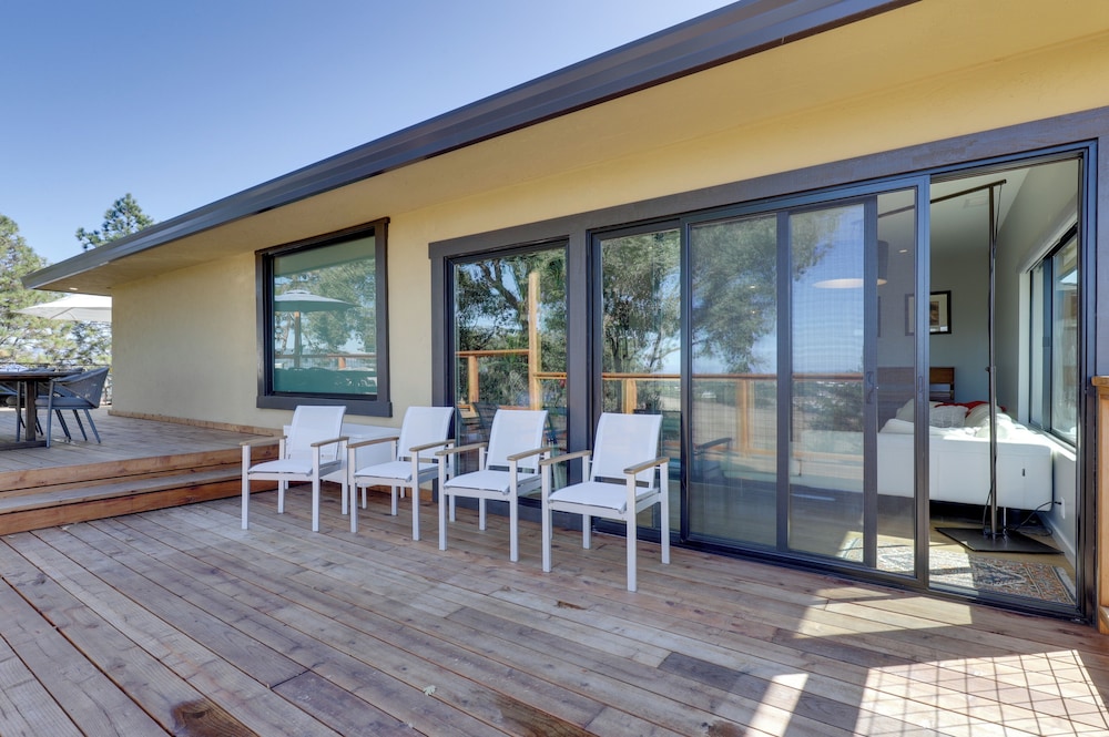 Private Pool & Large Deck: Modern Cotati Villa!