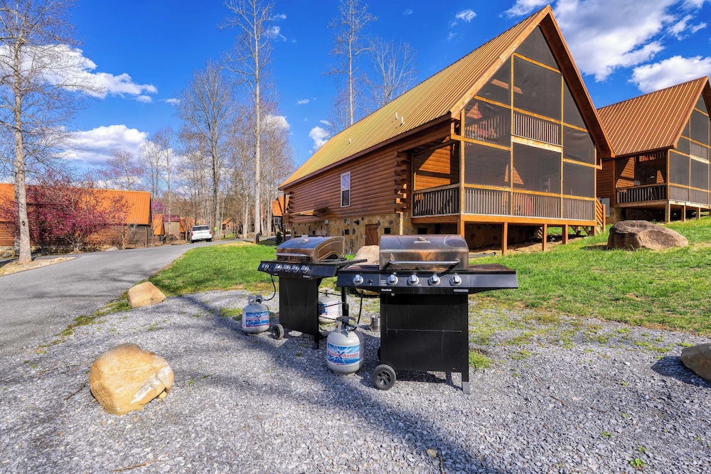 Hot Tub + Foosball Access to Pool, Tennis, Gym Chill'n in the Smokies