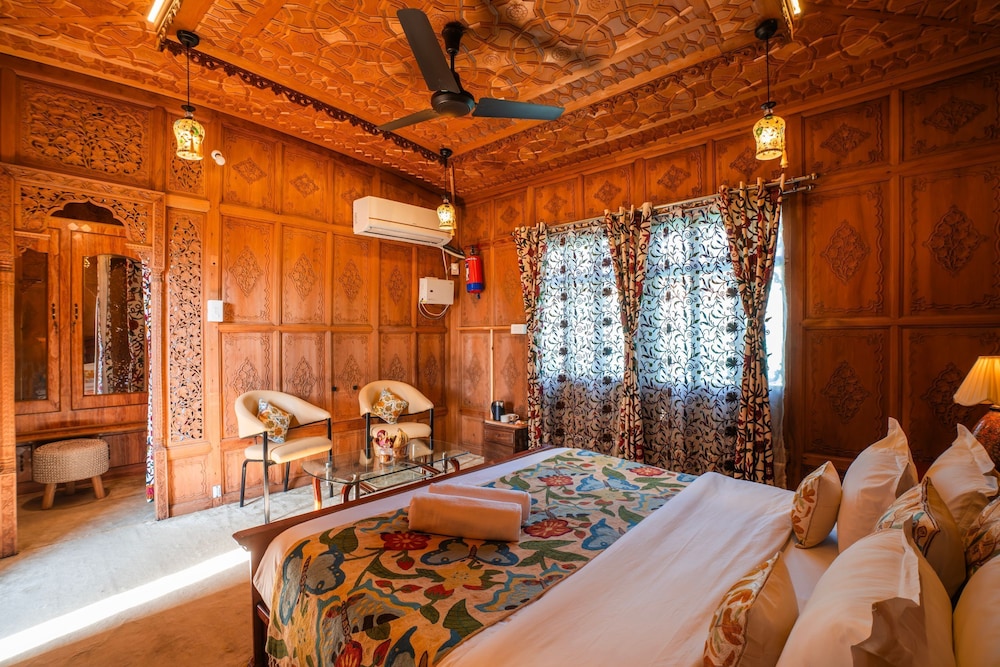 Moustache Houseboat Srinagar
