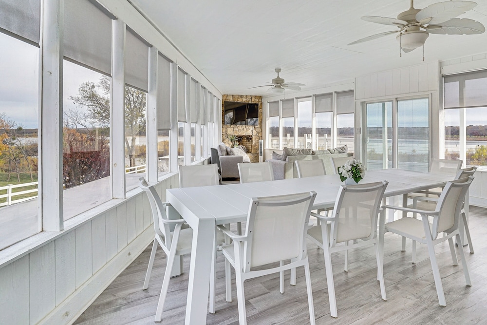 Lakefront Runaway Bay Retreat w/ Private Dock