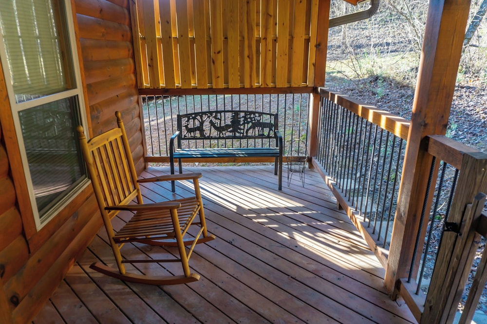 2 BR Pigeon Forge Home w/ Porch & Hot Tub