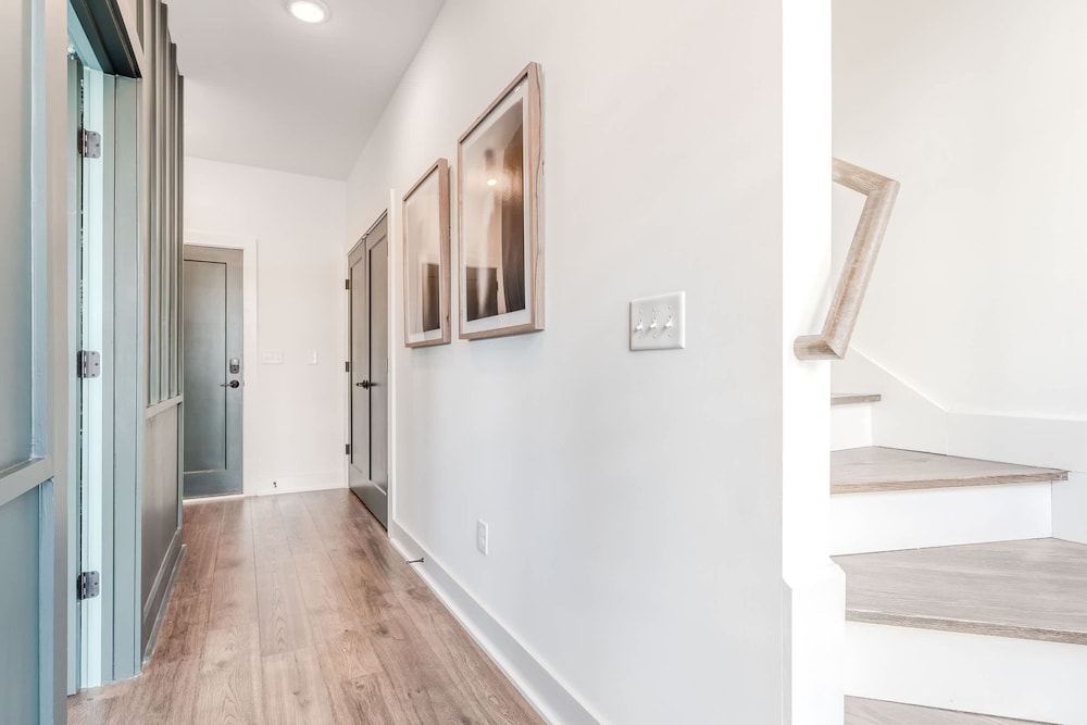 Luxe 4BR Retreat With Rooftop Fire Pit Garage