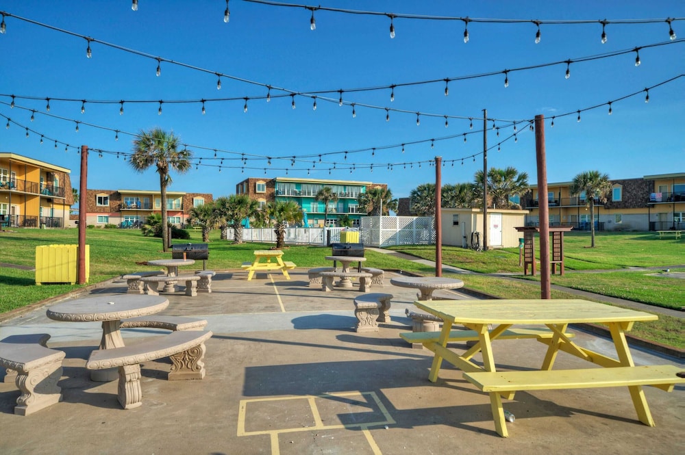 2 Studio Condos Beach Boardwalk, Pool & Tennis Court Island Retreat Complex