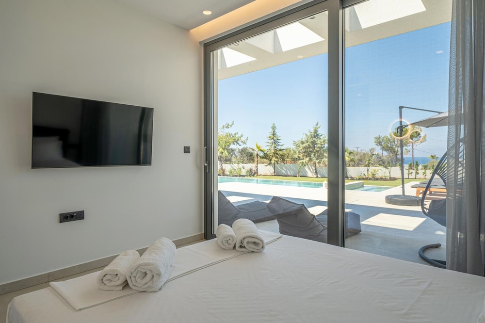 Aethra Grand- Luxury 5-bed Villa 850m From Beach