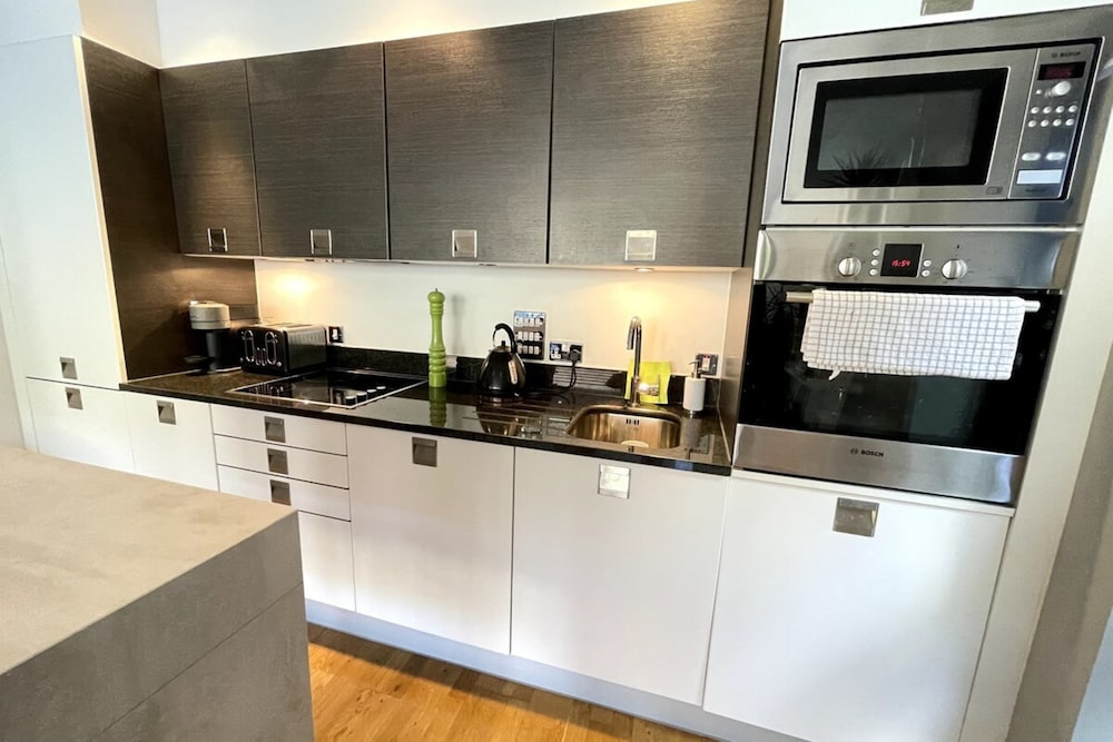 Pristine 1bedroom Flat W/private Patio - Stockwell!