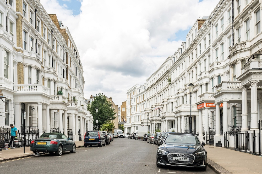 Sleek Simple & Peaceful 1Bd Flat Kensington