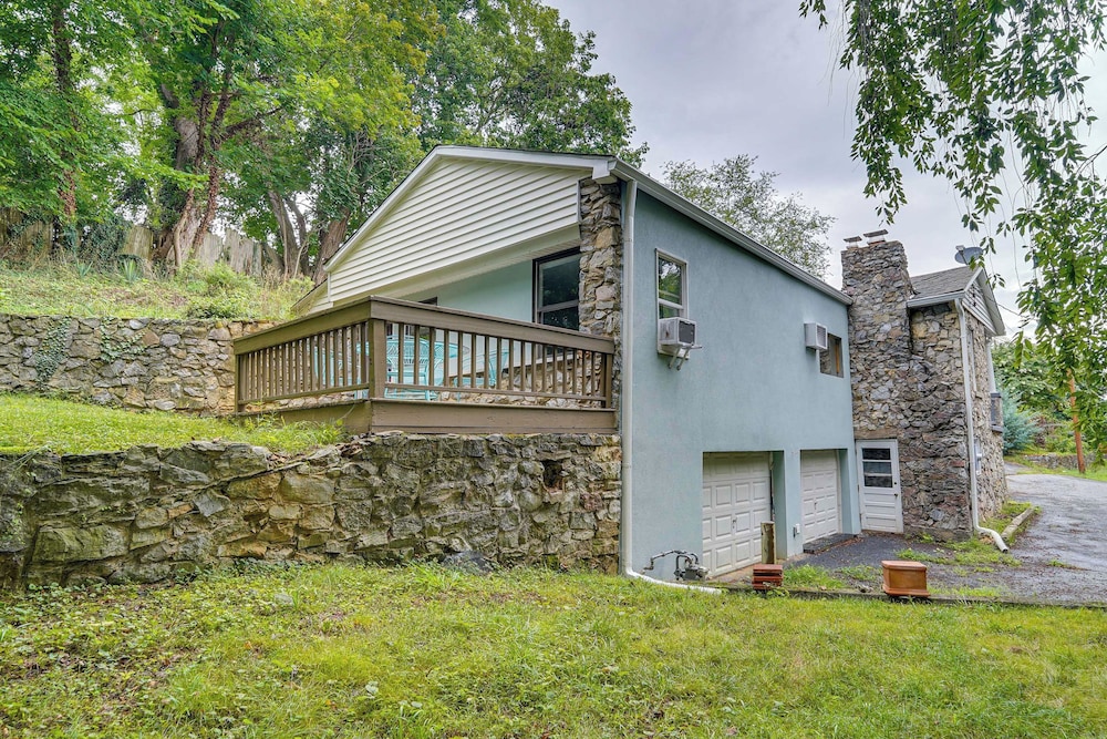 Eclectic Stone Cottage, Walk to Downtown Staunton!, photo 5